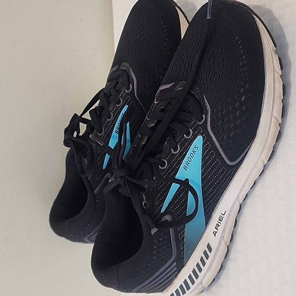 Brooks Women’s Ariel 20 Black and Blue Size 8.5